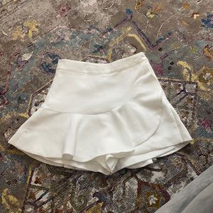 White do & be ruffled skort
